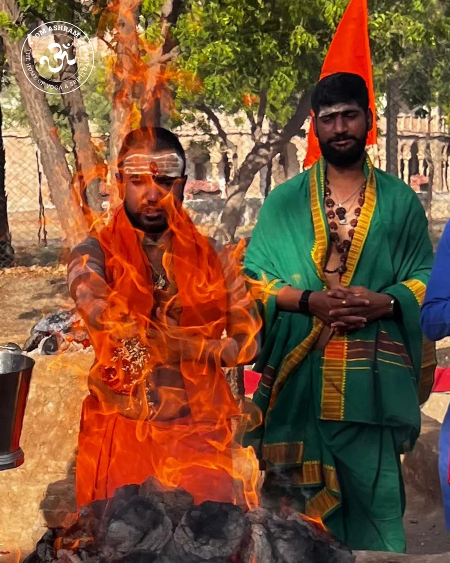 Param Pujya Mahamandaleshwar Swami Avatar Puri Ji Maharaj performing Vedic puja to the fire.